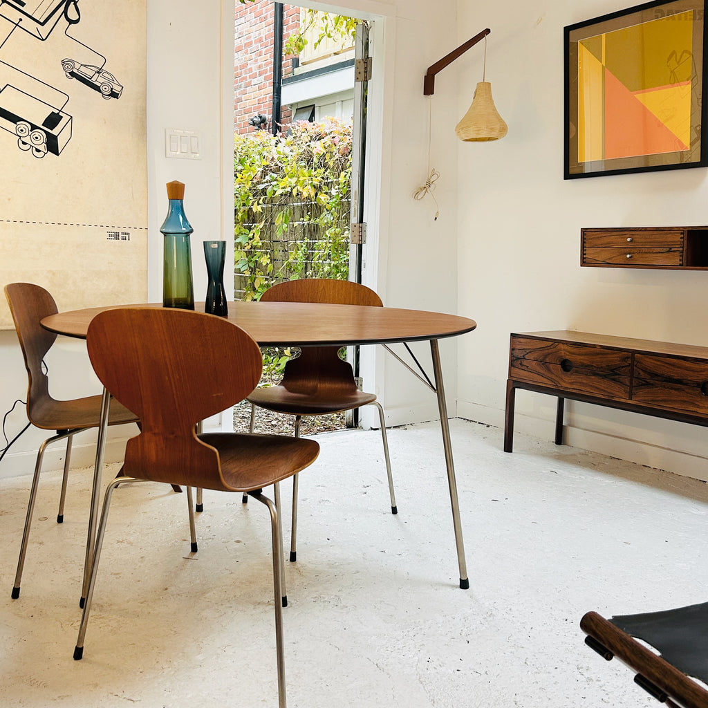 Arne Jacobsen Dining Table and 4 chairs Inabstracto