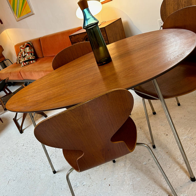 Arne Jacobsen Dining Table and 4 chairs Inabstracto