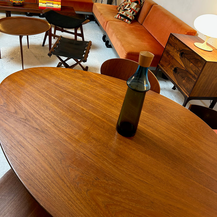 Arne Jacobsen Dining Table and 4 chairs Inabstracto